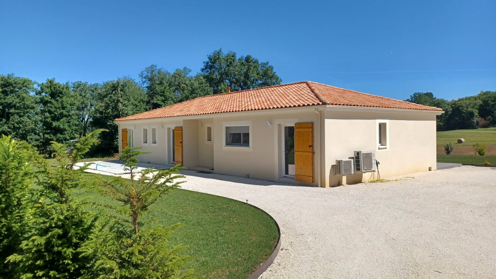 Maison de campagne à la lumière dorée